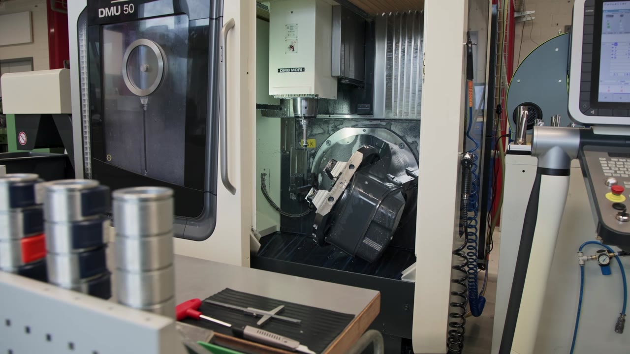 5-Achs-Fräsmaschine mit eingespanntem Werkstück