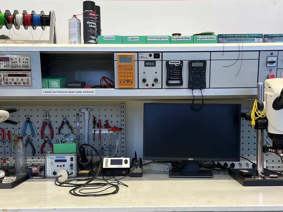 Elektronik-Arbeitsplatz mit Lötstation und Stereomikroskop